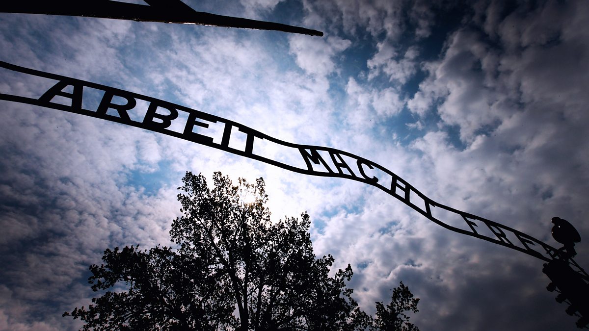 Труд освобождает. Arbeit macht frei ворота. Arbeit macht frei надпись. Арбайт Махт Фрай надпись. Надпись труд освобождает.