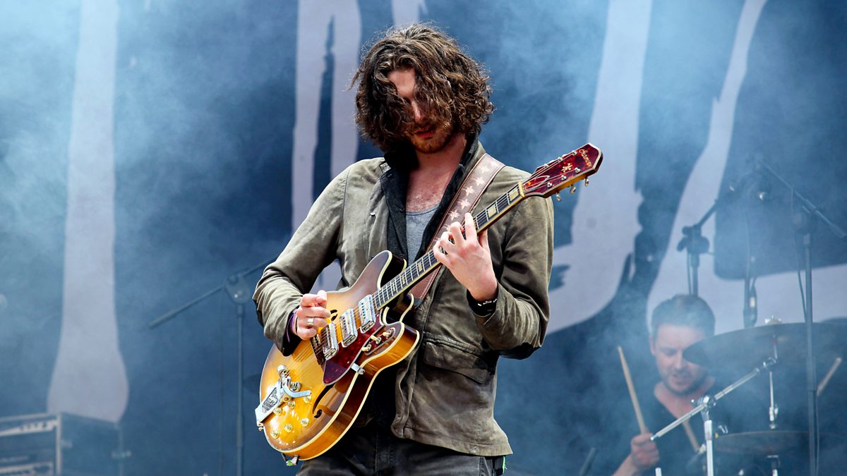 T music. Hozier. Hozier 2015. Hozier Лог. Hozier с гитарой.