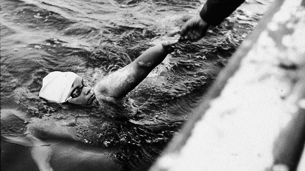 Плыть против течения. Отважный пловец. Отважный пловец. Отважный пловец. Линн кокс переплыла берингов пролив.