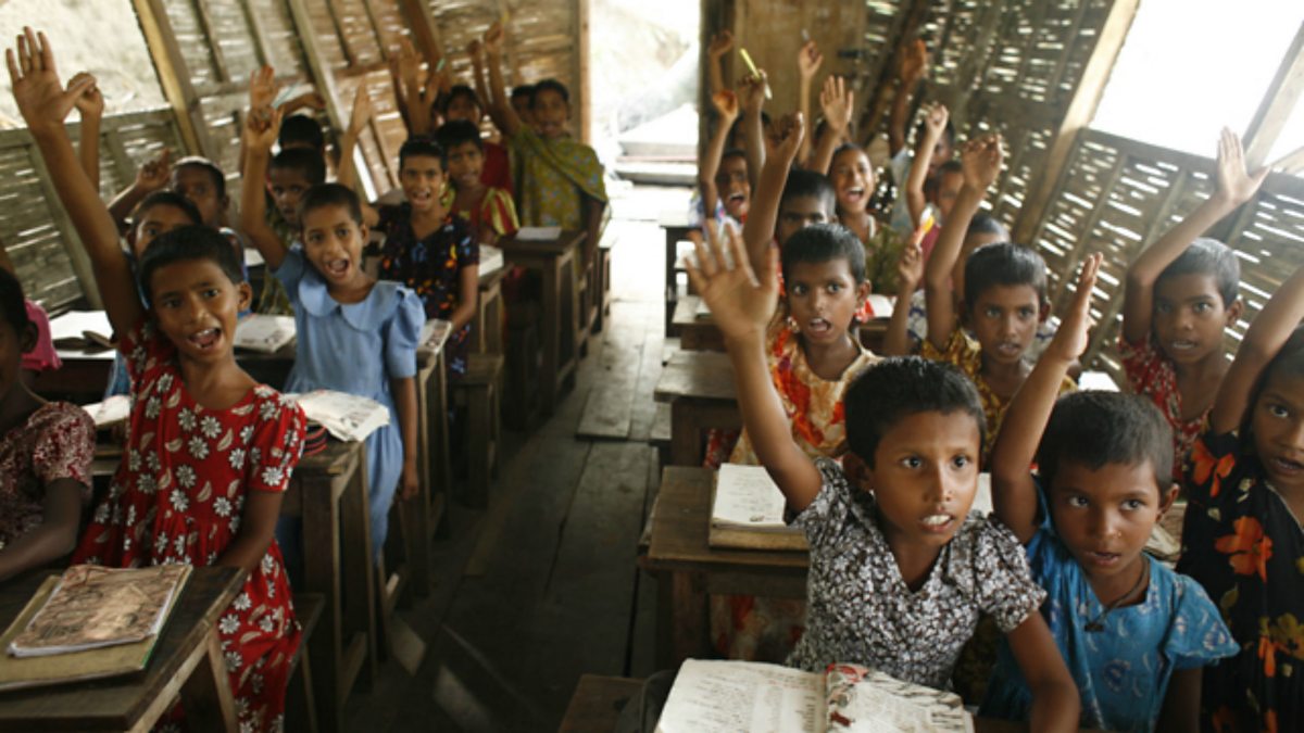 Floating in class scary video. Лодочная школа в Бангладеш. Плавучие школы Бангладеш. Бангладеш школы на лодках. Бангладеш школа на воде.