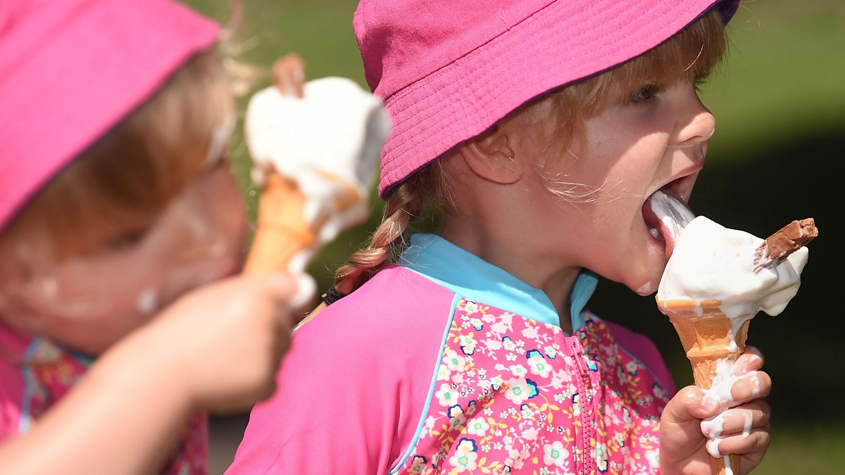Вкусно ест мороженое. Мороженое для детей. Ребенок с мороженым. Дети едят мороженое. Мороженое жара.