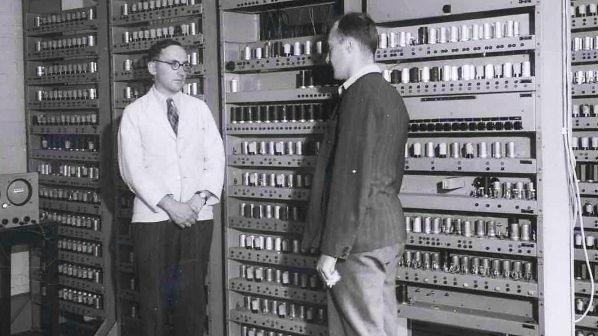 Первые два. Морис Уилкс Эдсак. Первые ЭВМ С хранимой программой.. Первый компьютер Мориса Уилкса. EDSAC 2.