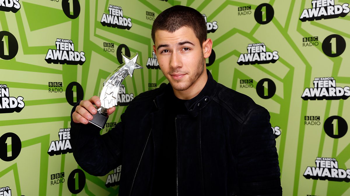 Nick gives. Ник Джонас концерт. Bbc Radio 1 блоггер. Bbc Radio 1's teen Awards. Nick Jonas духи.