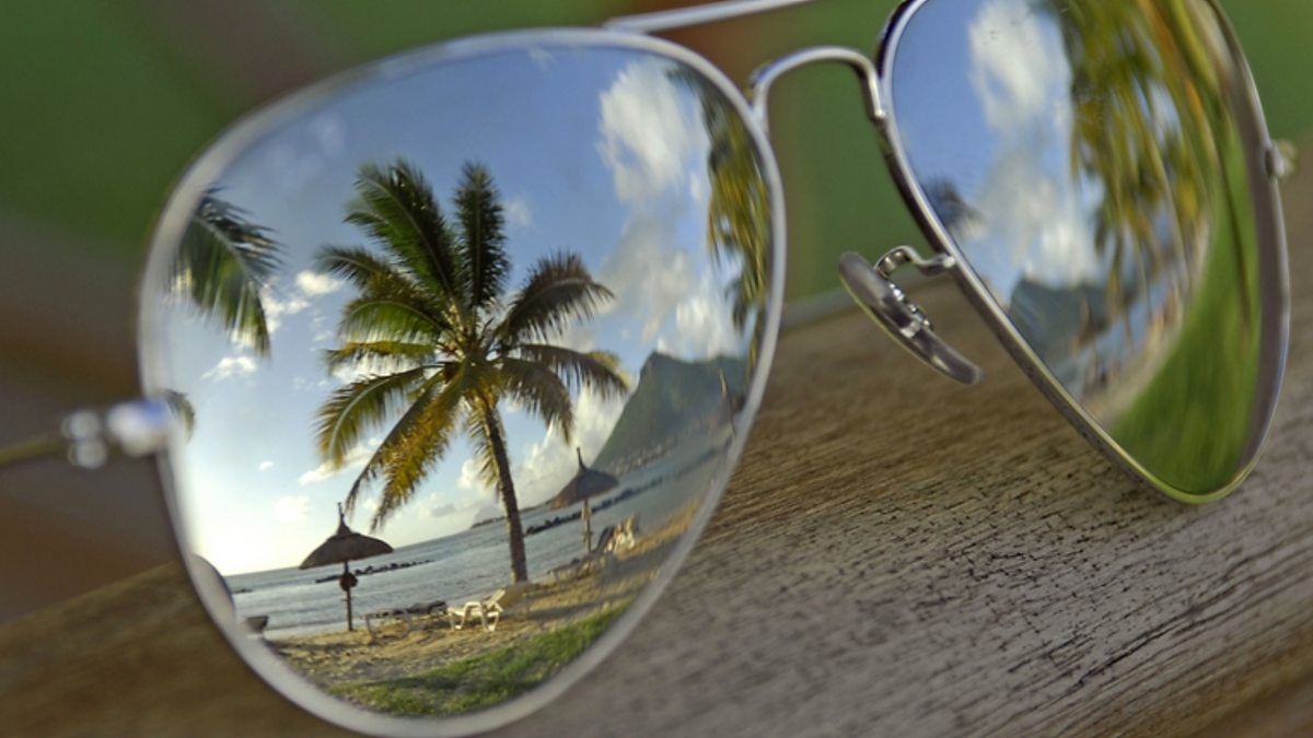 Фото отражение в очках. Отражение в очках. В очках отражается. Отражение в очках море. Очки с отражением.