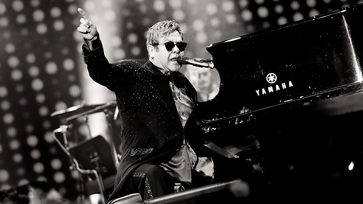 John look. Элтон Джон чб. Elton John рояль. Элтон Джон с гитарой. Элтон Джон молодой 1990.