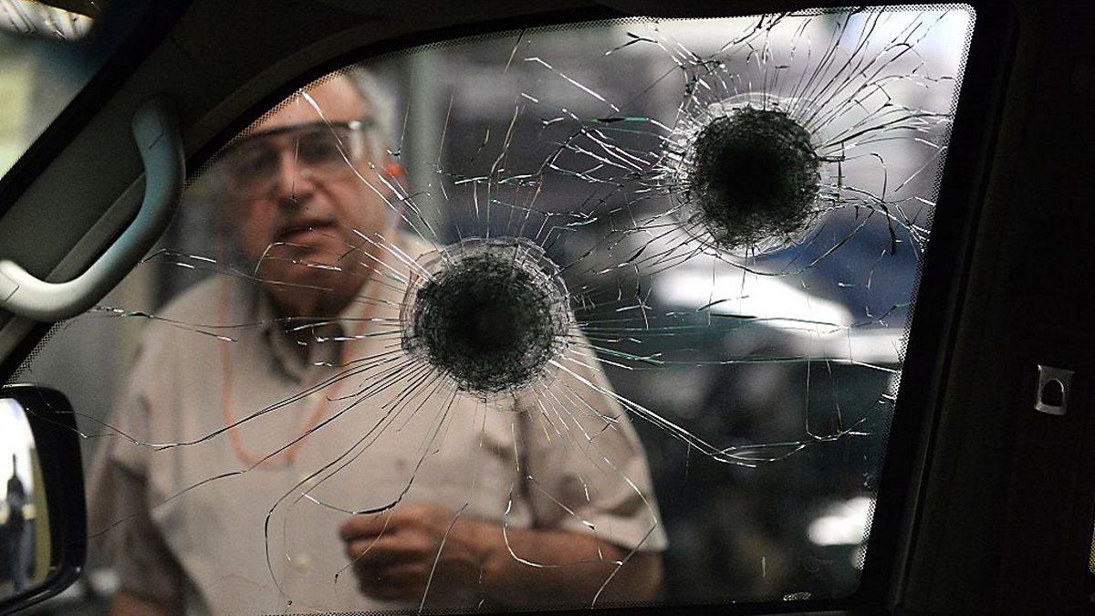 Breaking the car window. Dirty Business передача.