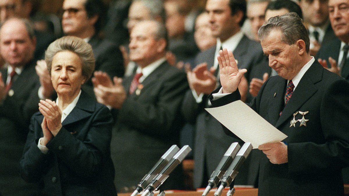 Последняя речь. Президент Румынии 1989. Елена Чаушеску Румыния. Елена Чаушеску драгоценности.