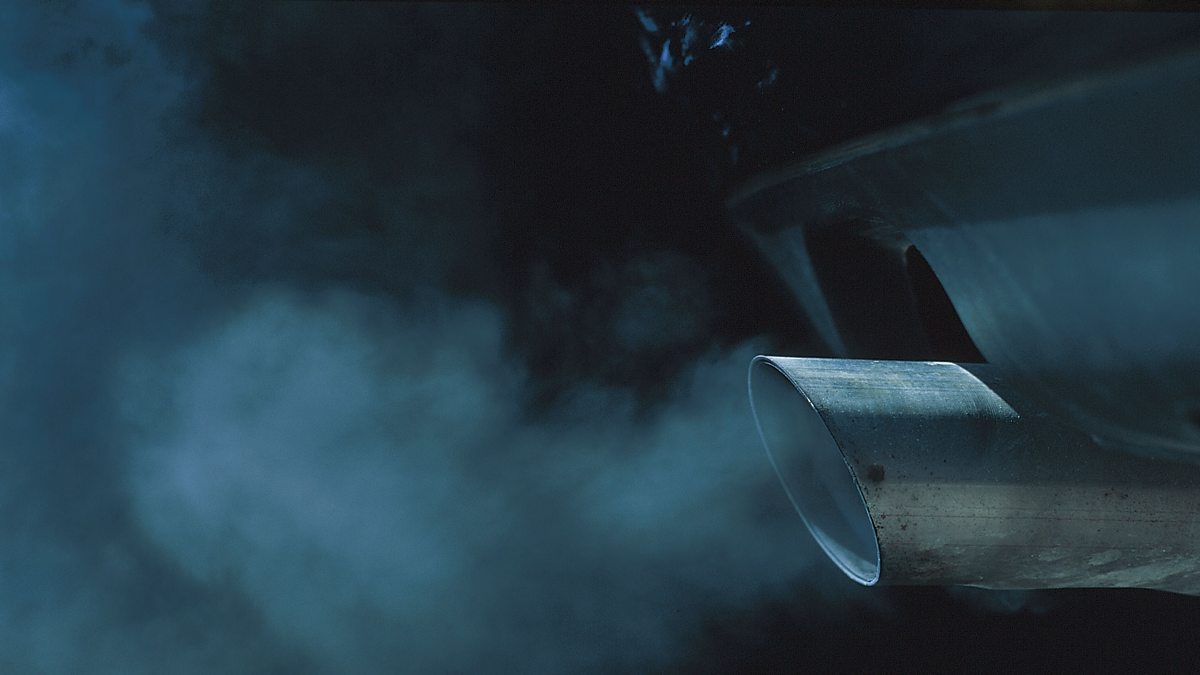 Белый дым выхлоп газ 3110. Синий дым из выхлопной трубы. Белый дым из выхлопной трубы. Сизый дым. Сизый цвет дыма из выхлопной трубы.