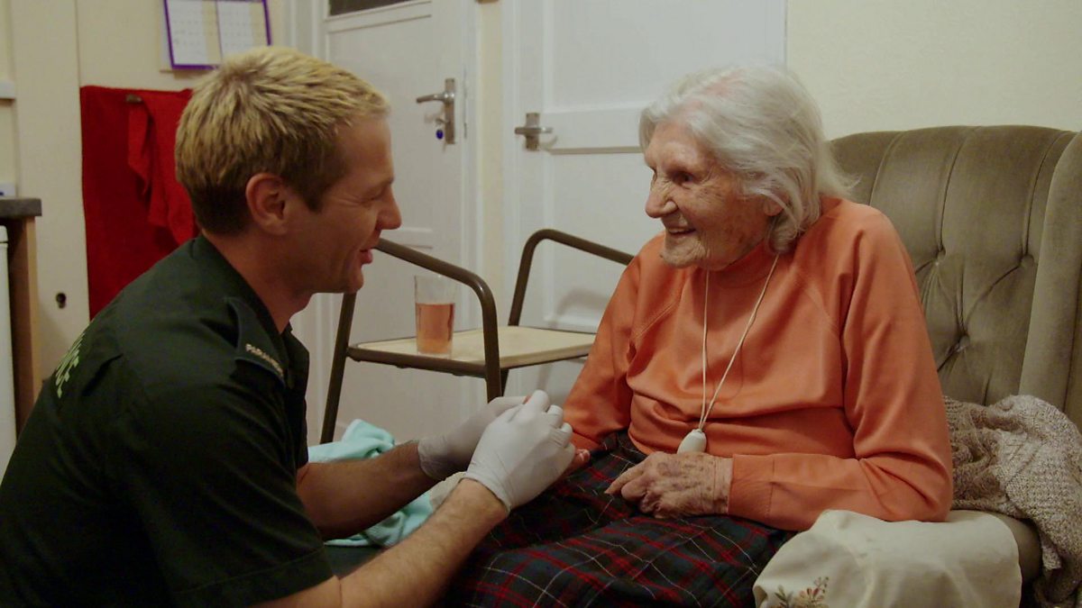 Old mary. Bbc Ambulance документальный фильм. Day Shift бабушка. Скорая помощь 3 сезон девочка любит няню.