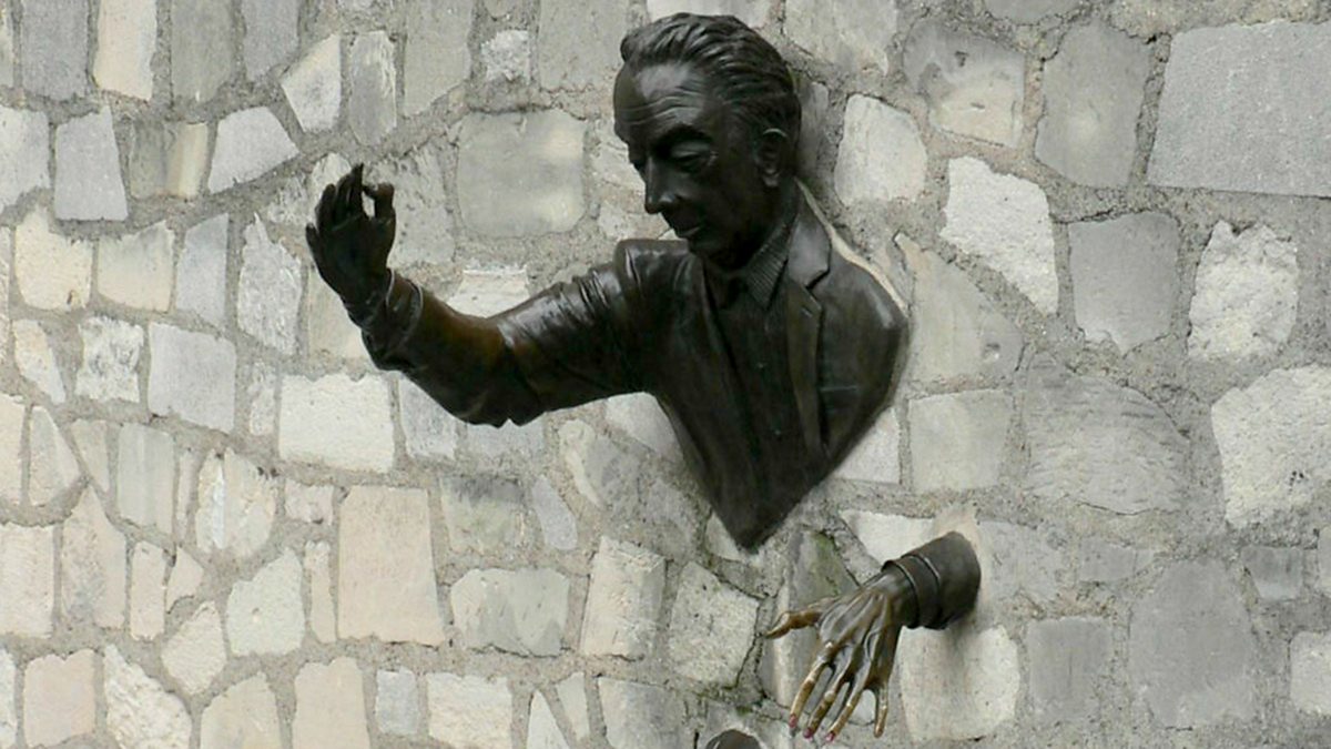 памятник марселю эме на монмартре. Walk through walls. сквозь стены можно ходить через двери. Through wall. Standerwick & haliene - deep end (club mix).