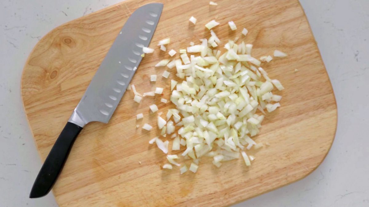 BBC BBC Food, How to chop an onion