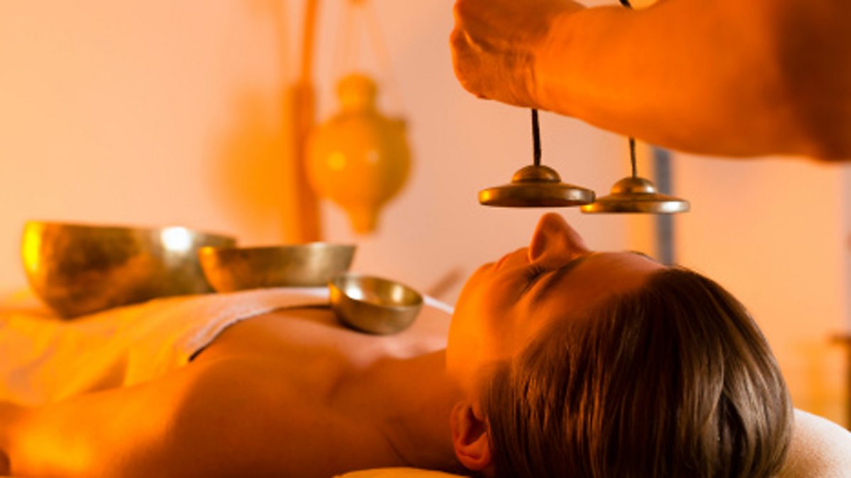 Спа чаша. Книга массаж ку нье. Тибетский массаж книги. Тибетский массаж что это. Массаж поющими тибетскими чашами.