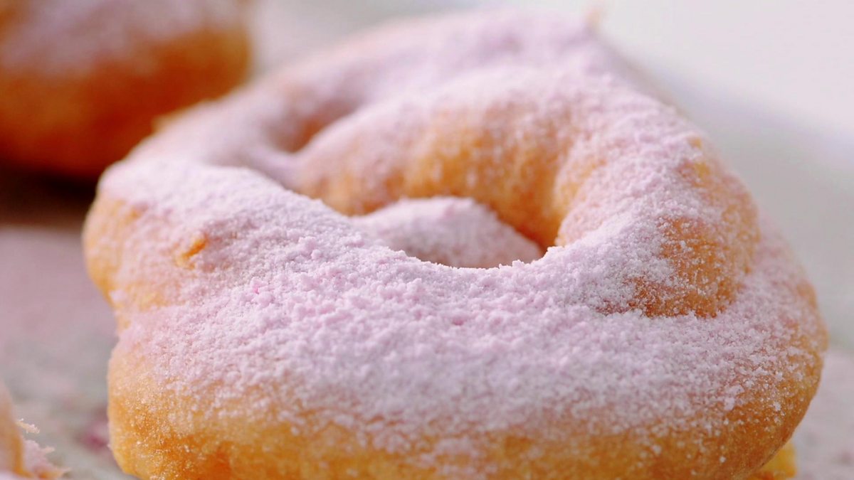 BBC Two Nadiya's Time to Eat, Series 1, Sweet & Easy, Strawberry