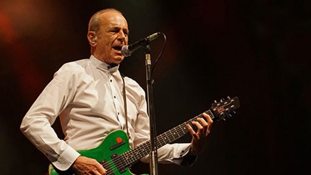 Фрэнсис росси 1985. Статус кво группа сейчас. Статус кво гитарист. Солист статус кво с косичкой. Солист статус кво.