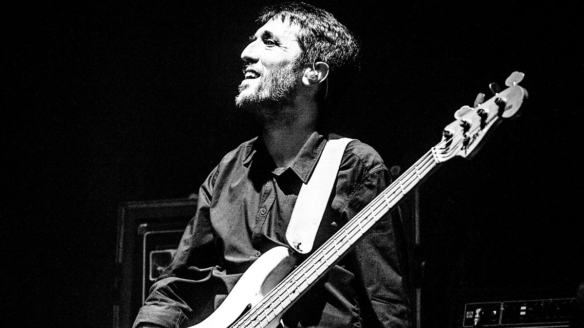 крист новоселич 1992. крист новоселич нирвана 1991. бас гитарист nirvana. крист новоселич. бас гитарист группы нирвана 9 букв.