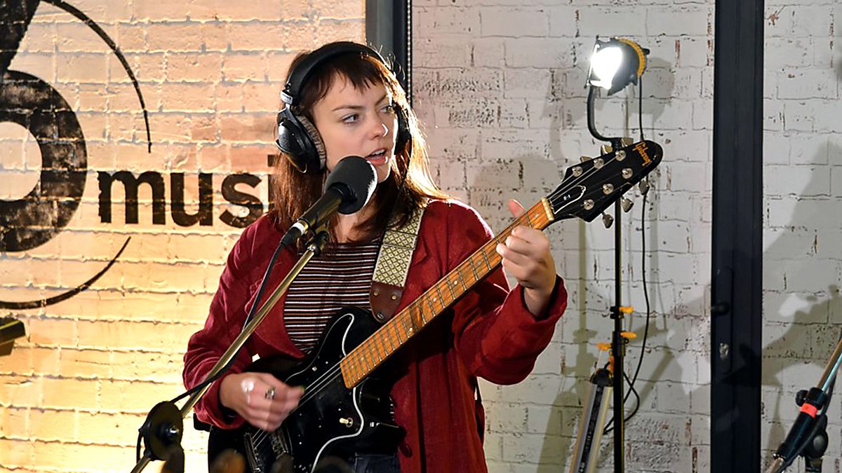 Какая песня играет на радио 7. Angel Olsen aisles. Loren musician. Bbc Radio 6 Music.