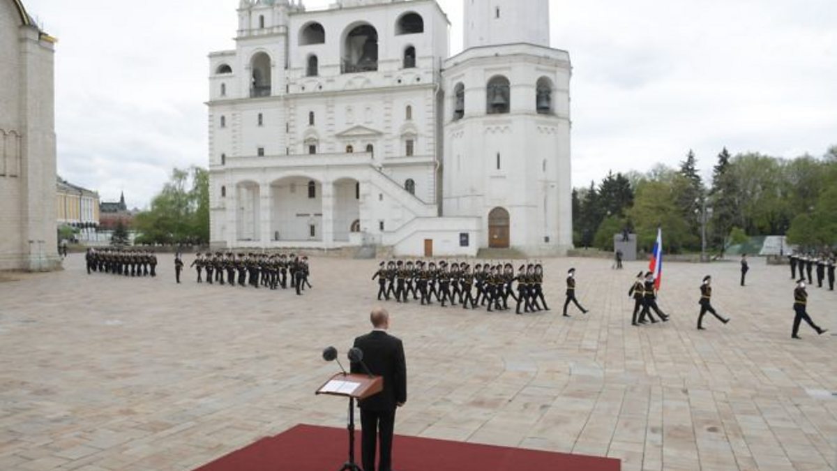 President Putin pays tribute to millions of Russians who died in WW2 thumbnail
