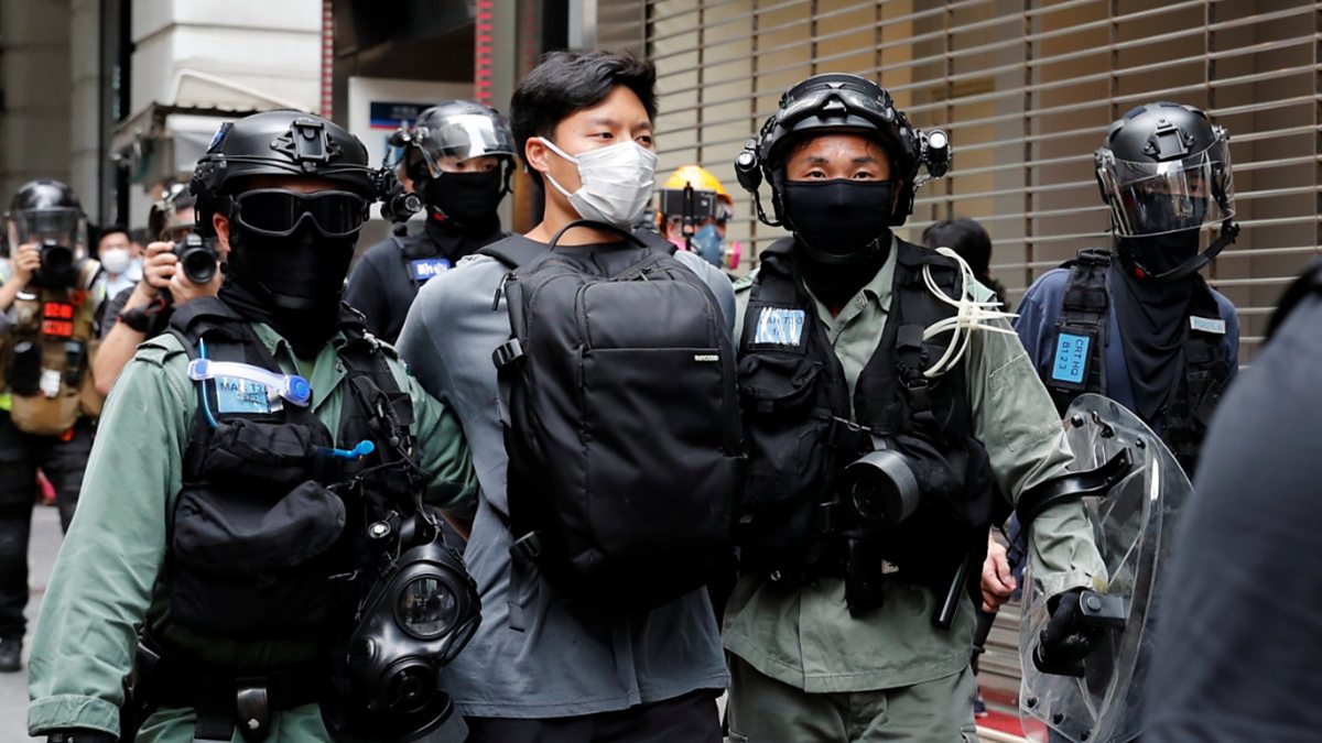 Hong Kong police arrest hundreds amid fresh unrest thumbnail