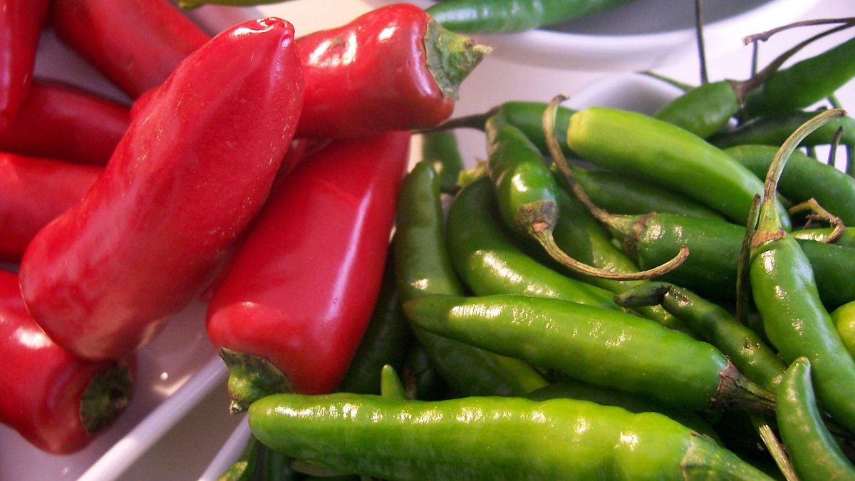Горошины перца. Перец кольцами. Перец острый израильский. Перец на столе. Перец помогает от давления.