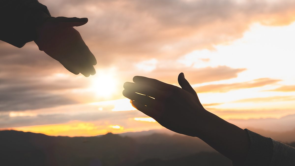 Give a helping hand. Пейзаж на руке. Приветствие на Гавайях пальцами. Шaka. Man holding the Sun.