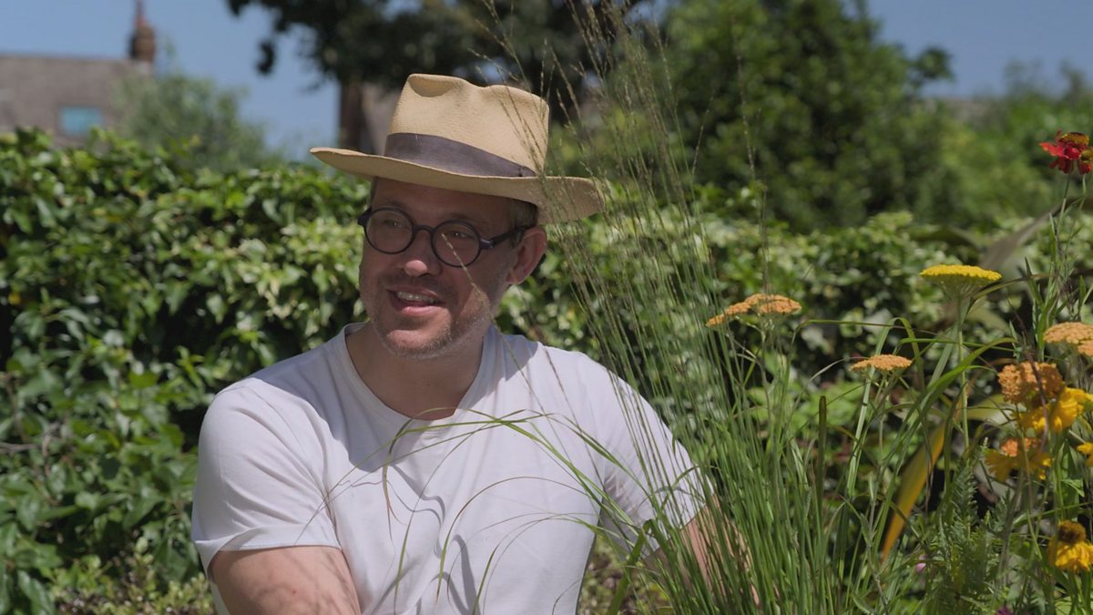 BBC Two - Gardeners' World, 2021, Episode 24, Will Young's containers