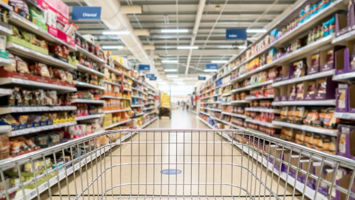 Продуктовый магазин. Ширина проходов между стеллажами в торговом зале. Проход в супермаркете. Телеши с товаром в магните. Эвакуационный проход в торговом зале.