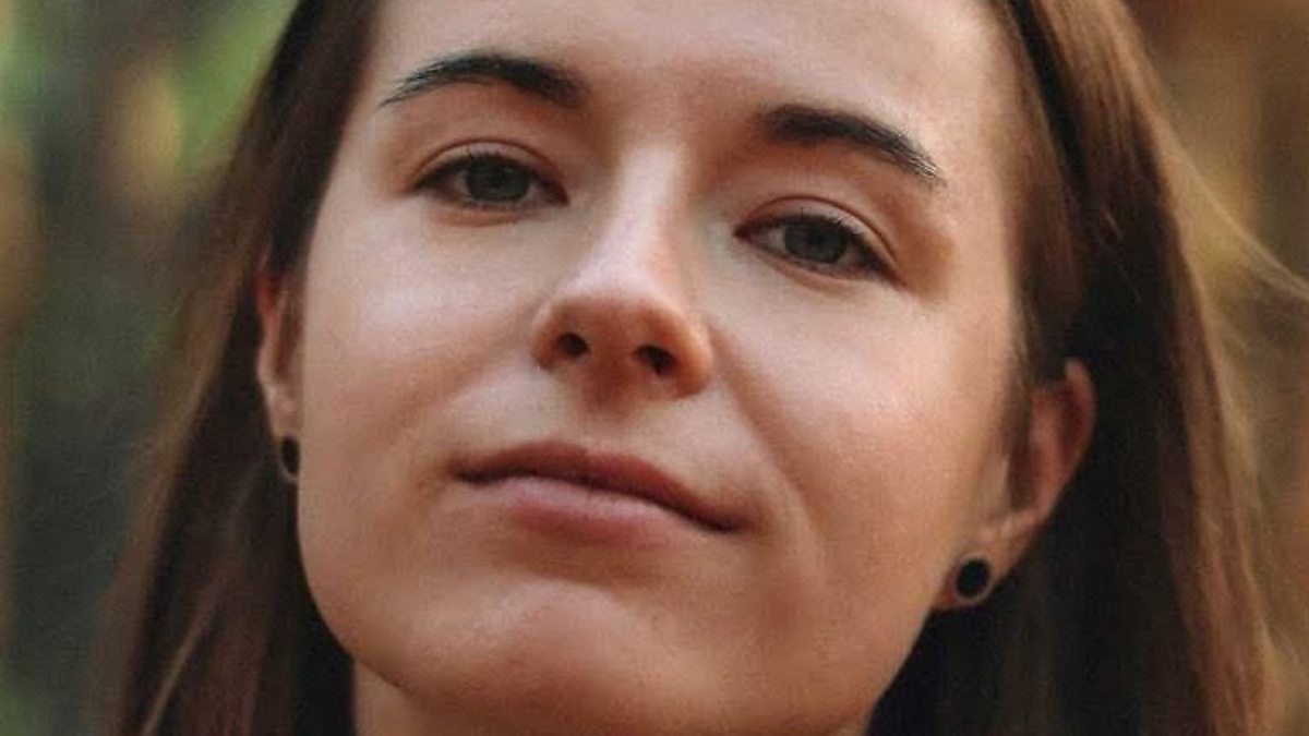 Osiyolik erkak avtobusda oq tanli qizni bezovta qilmoqda. Forma kiygan ayollar fotogalereyasi