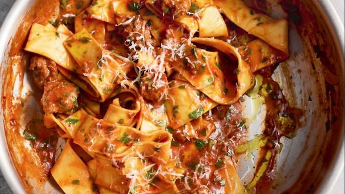 bbc-one-the-one-show-jamie-oliver-s-one-pan-sausage-pappardelle