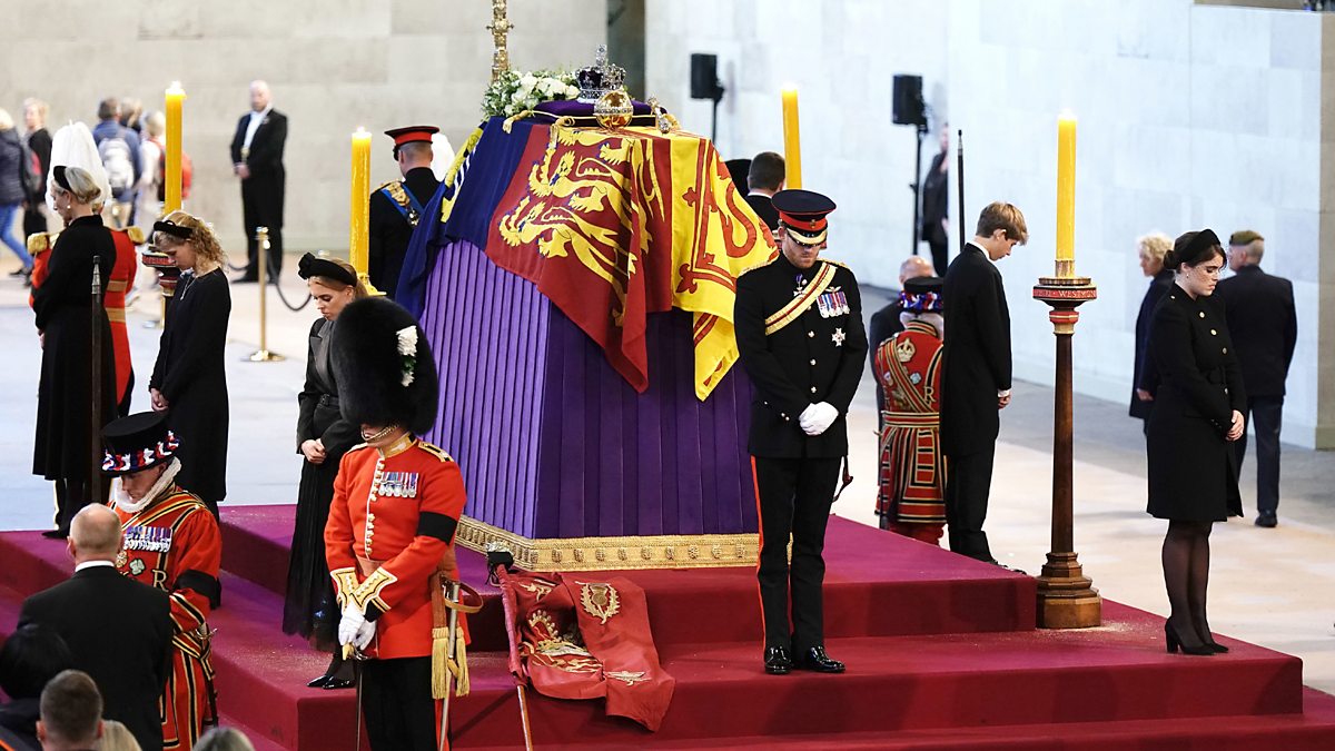 Фото елизаветы 2 в гробу BBC News - The Death of Her Majesty The Queen, The Queen's Grandchildren's Silen