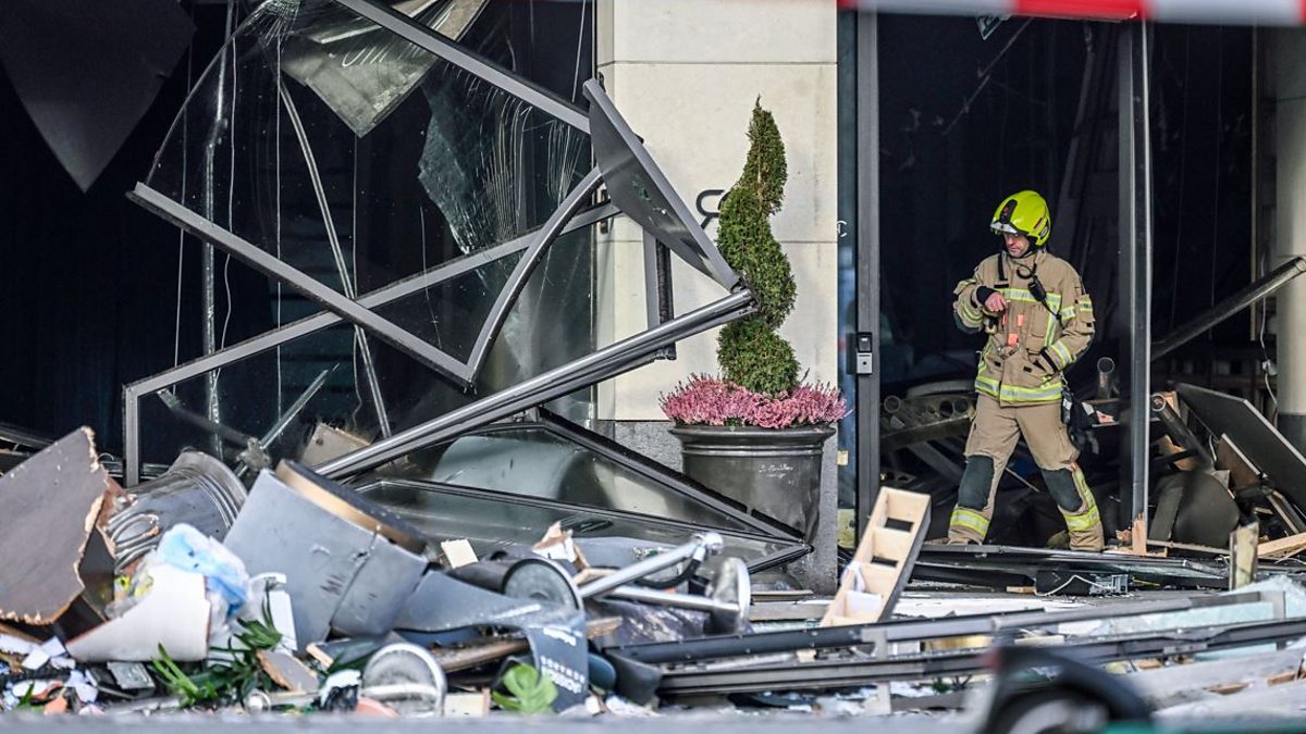 BBC Two injured in aquarium explosion