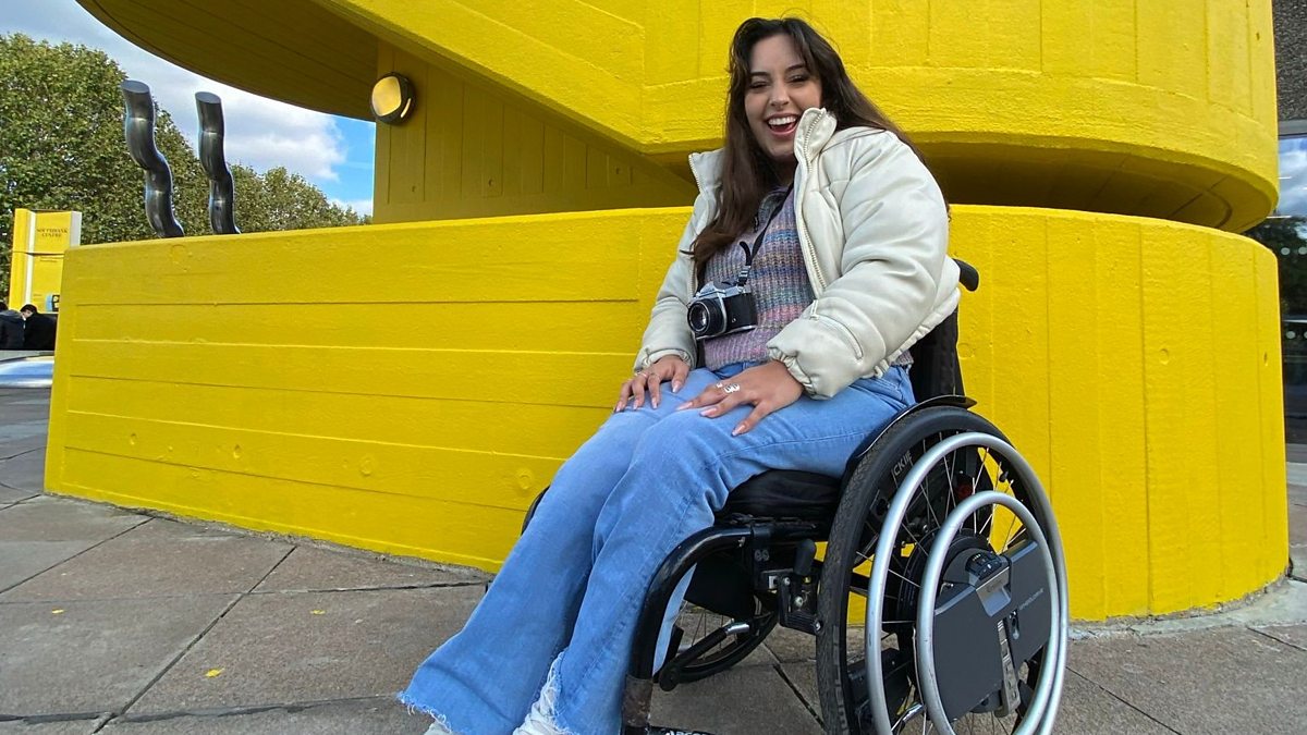 CES 2020: Segway's prototype wheelchair crashes at tech show - BBC