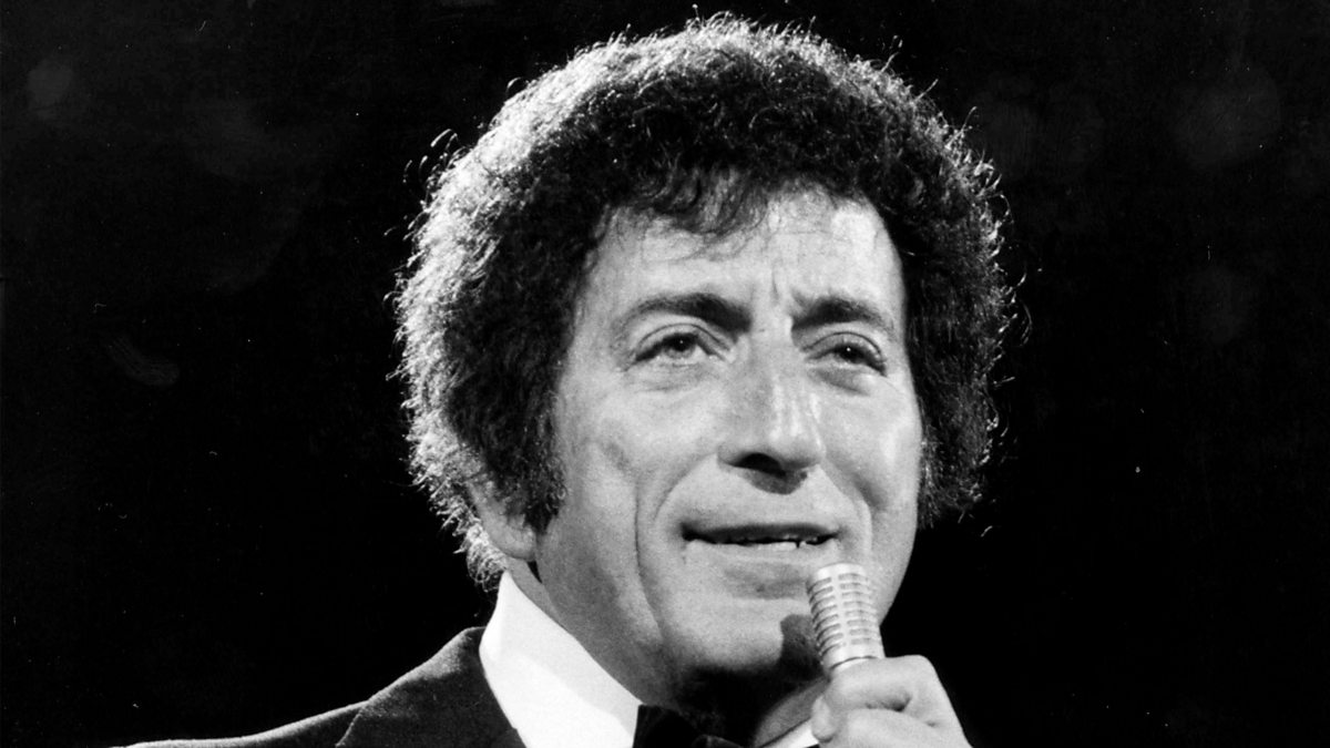 Тони певец песни. Tony Bennett. Певец Тони Беннетт. Tony Bennett 2022. Тони Беннетт в молодости.