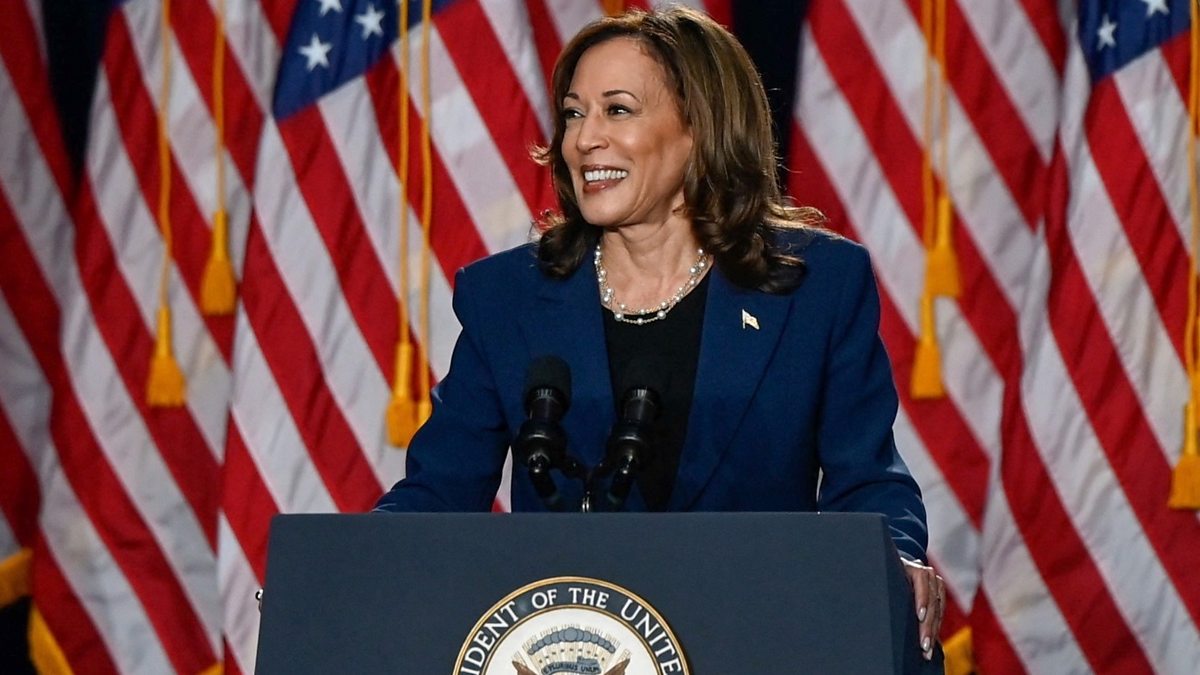 ハリス氏、初の選挙演説でトランプ氏を攻撃
