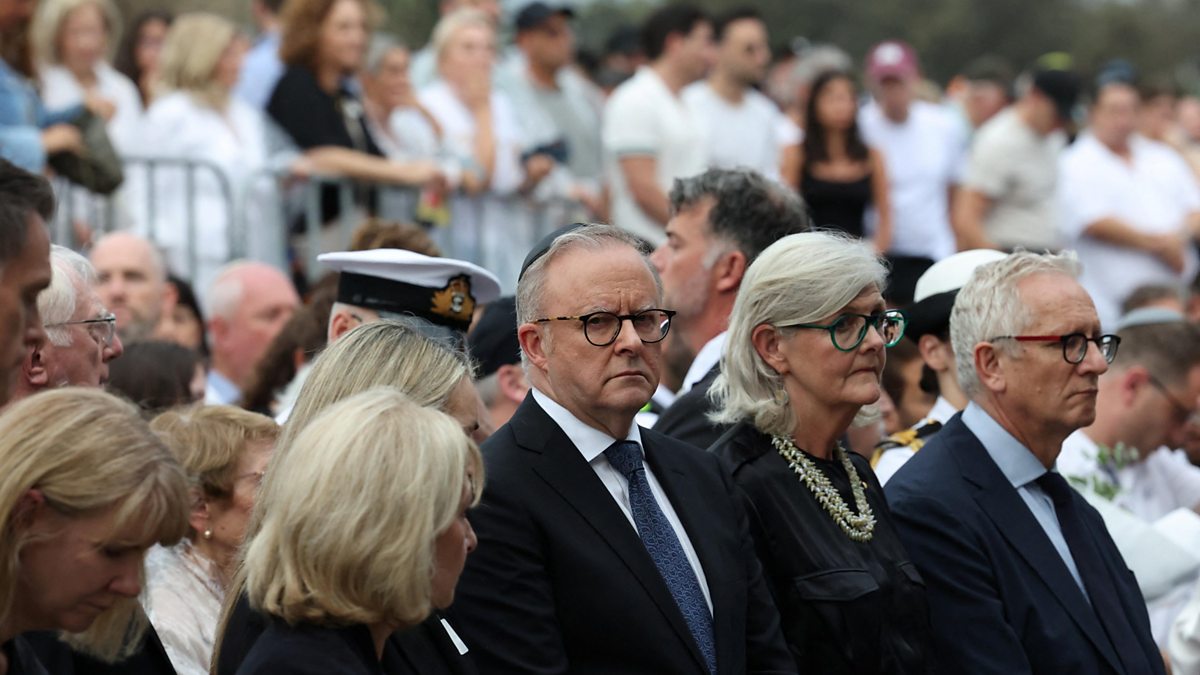 Thousands gather at Bondi Beach to pay their respects