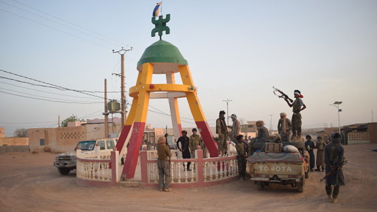 تتجدد المواجهات في مالي مع هجمات منسقة نفذها انفصاليون وجماعات متشددة، في صراع مستمر منذ 2012. ومع الانقلابات، انسحاب القوات الدولية، وتصاعد النفوذ الروسي، يزداد المشهد تعقيداً فما الذي أشعل الأزمة مجدداً؟ 