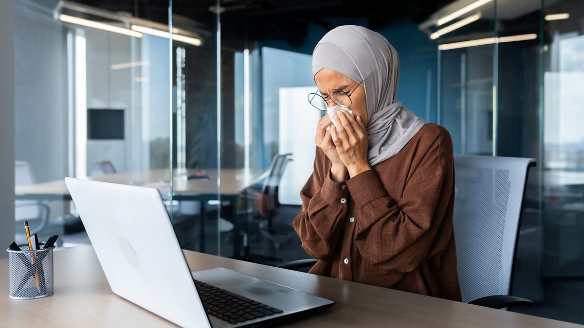 قد يكون فصل الربيع معاناة للمصابين بالحساسية الموسمية، التي تصنف على أنها إحدى الأمراض المناعية، فكيف يمكن التعامل معها؟ الدكتورة ساجدة الغزال، استشارية أمراض الحساسية والمناعة، تشرح مفهوم الحساسية الموسمية، وخيارات العلاج الدوائي والعلاج المناعي 