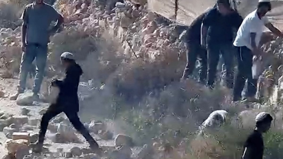 Palestinian Families Trapped as Israeli Settlers Besiege West Bank Village - News Directory 3