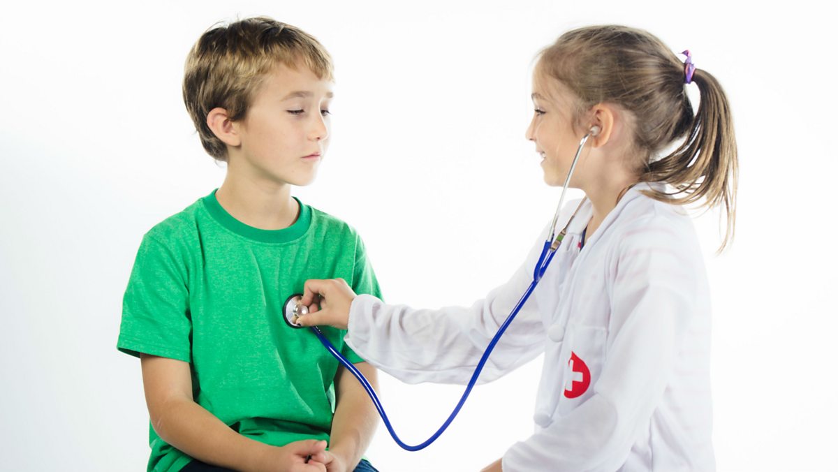 My sister is doctor. Школьники стетоскоп. Kids playing Doctor. Playing Doctor boy. Child playing Doctor.