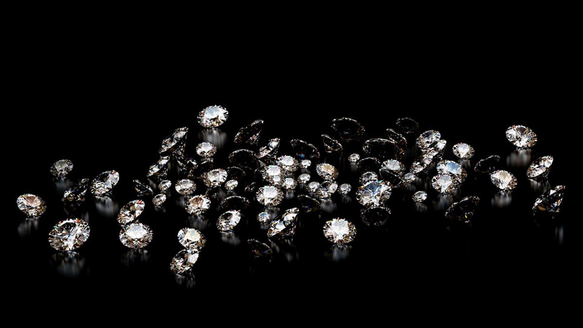 Бриллианты на черном фоне. Звезды словно бриллианты на черном бархате. Бриллианты на черном фоне. Россыпь бриллиантов. Бриллианты на черном фоне.