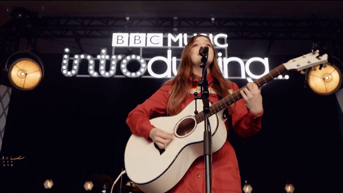 How To Become A Singer Songwriter Jade Bird S Story Bbc Bitesize