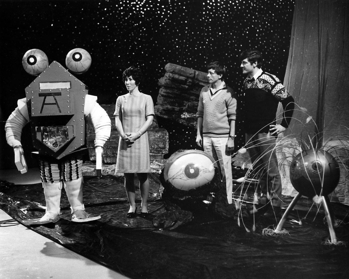 Dr Who Monster concurso organizado por la BBC Peter azul en el programa  infantil de la BBC Studio's. Presentación de imágenes de los concursantes  en la competencia. Circa 1967 Fotografía de stock 