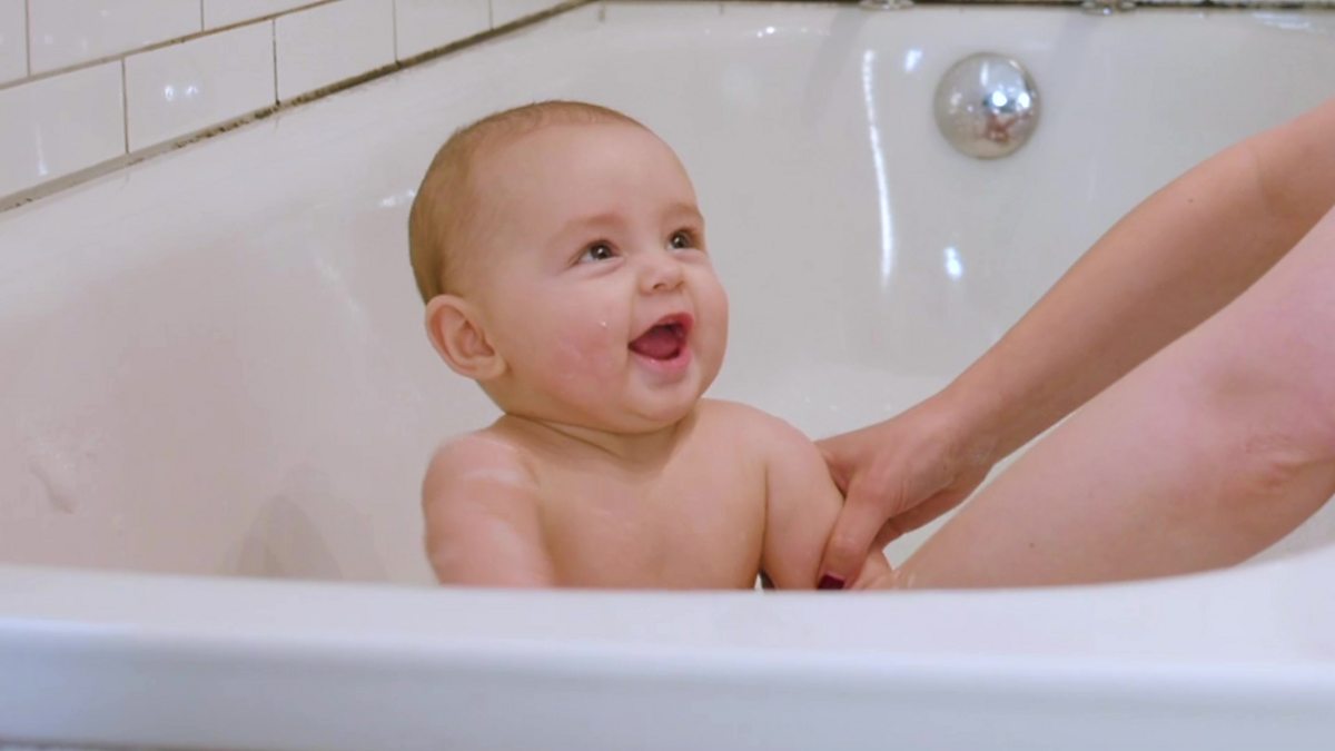 Splash, Splash Bathtime - BBC Tiny Happy People