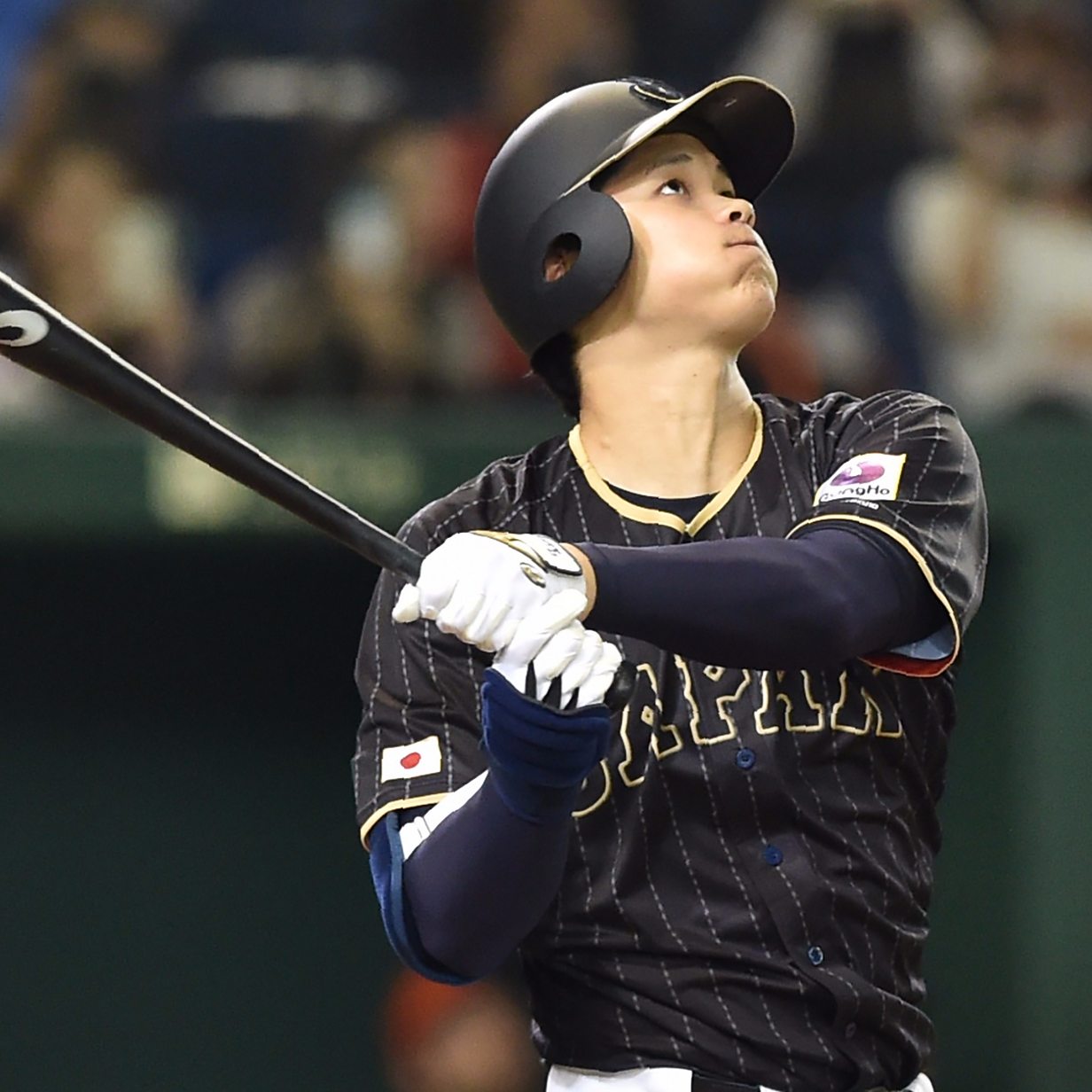 Shohei Ohtani hits ball through the roof at Tokyo Dome!! 