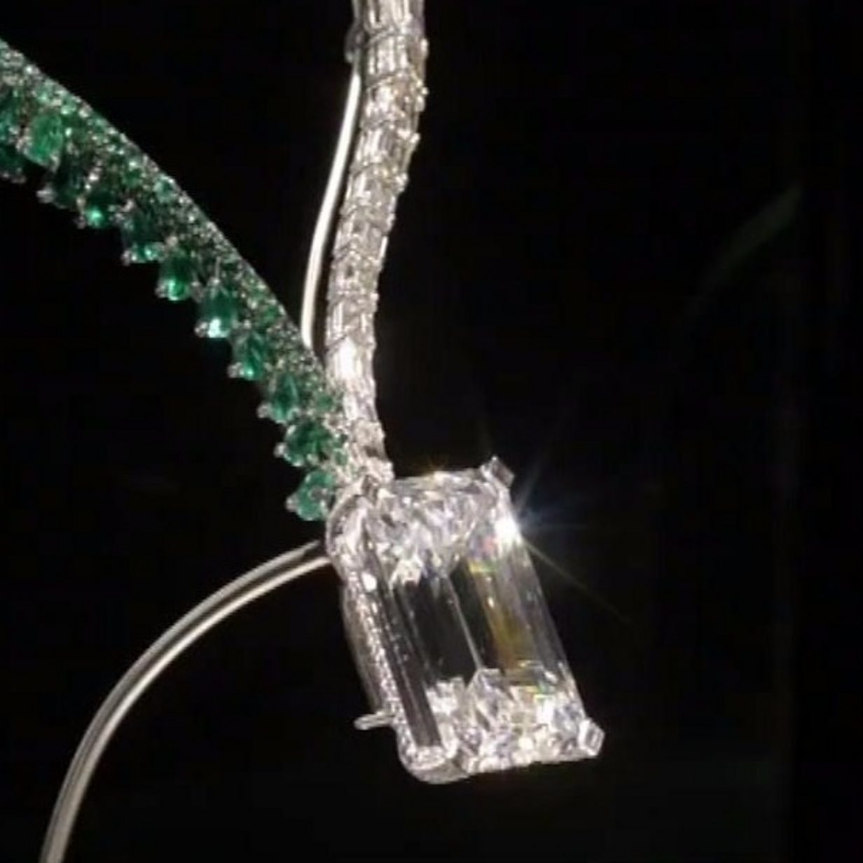 The basketball champions' rings with 640 diamonds - BBC News