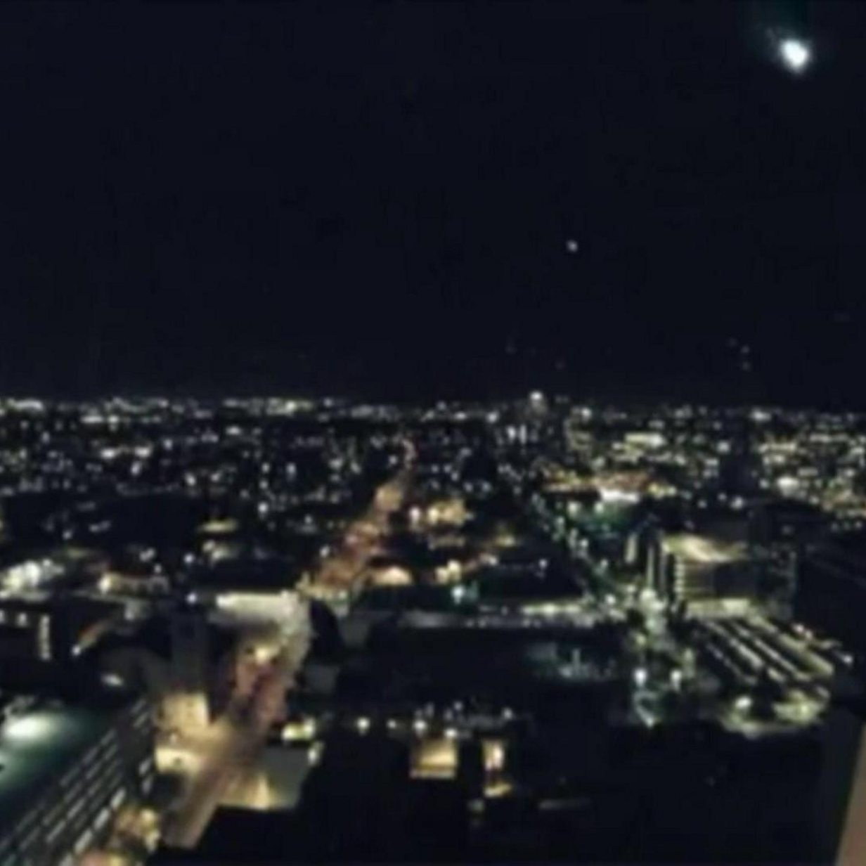 Meteor streaks across Arizona sky