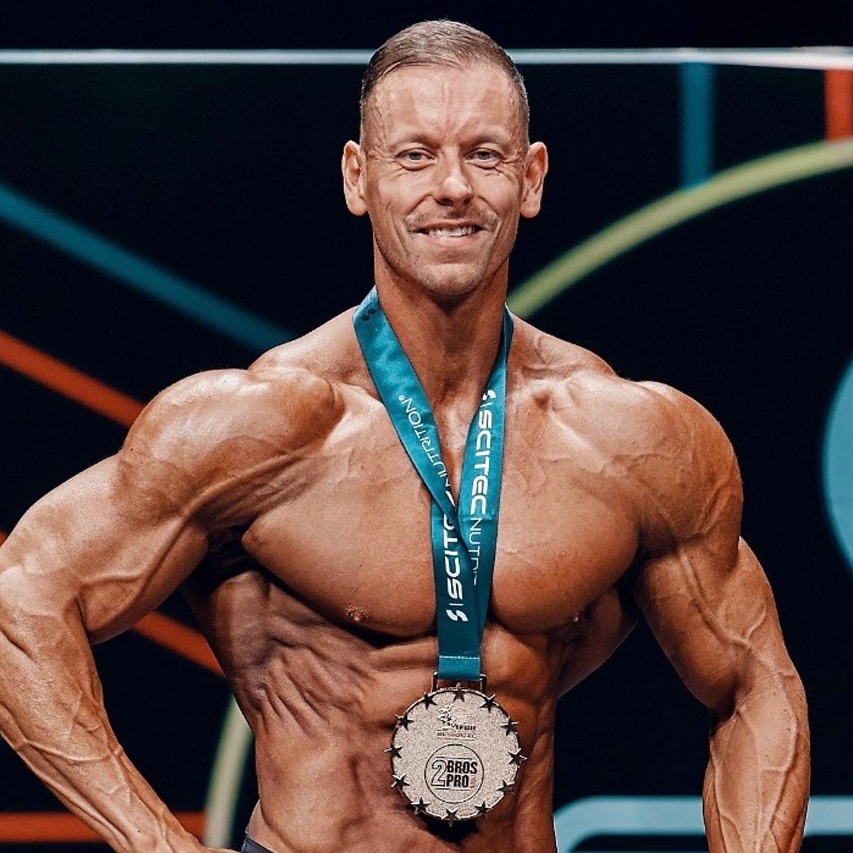 Bodybuilder with three kidneys wins Euro title - BBC News