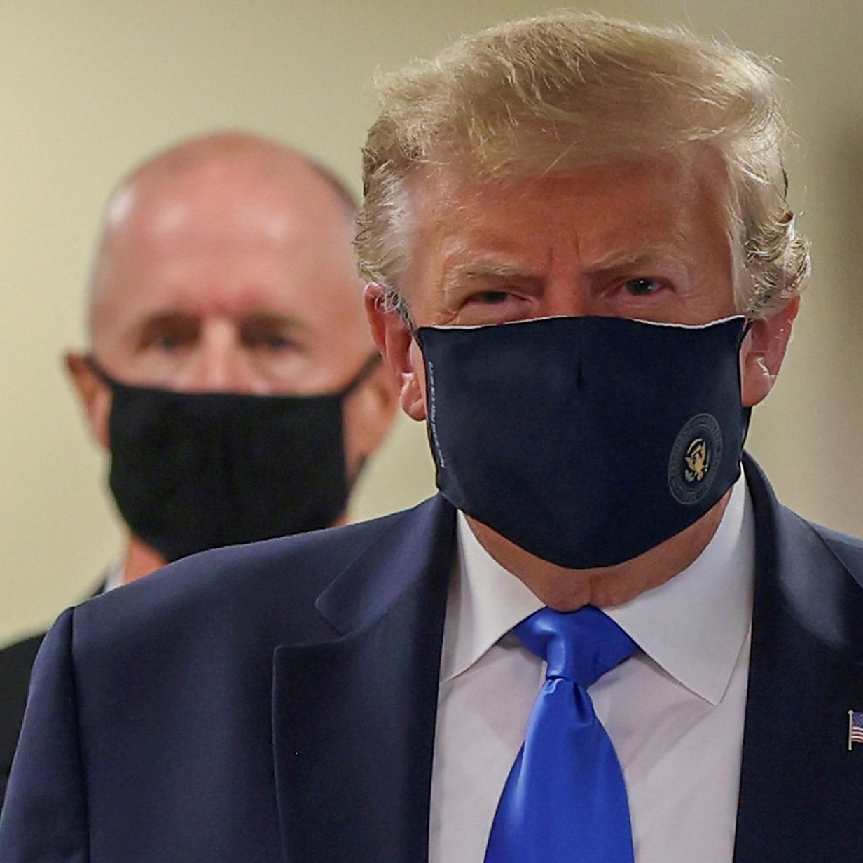 Coronavirus: Trump wears face mask for time - BBC News