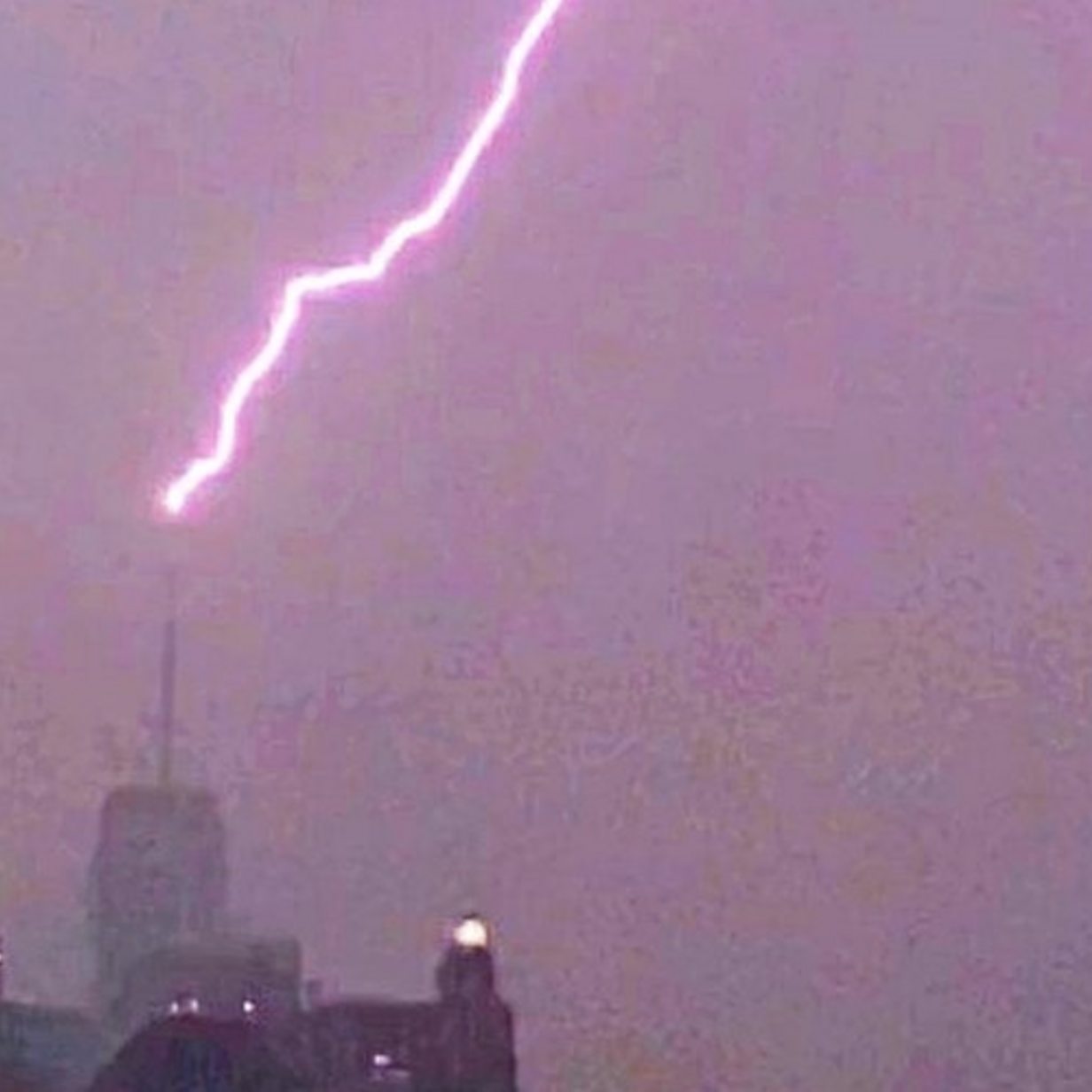 Storm Henri: Lightning strikes One World Trade Center - BBC News