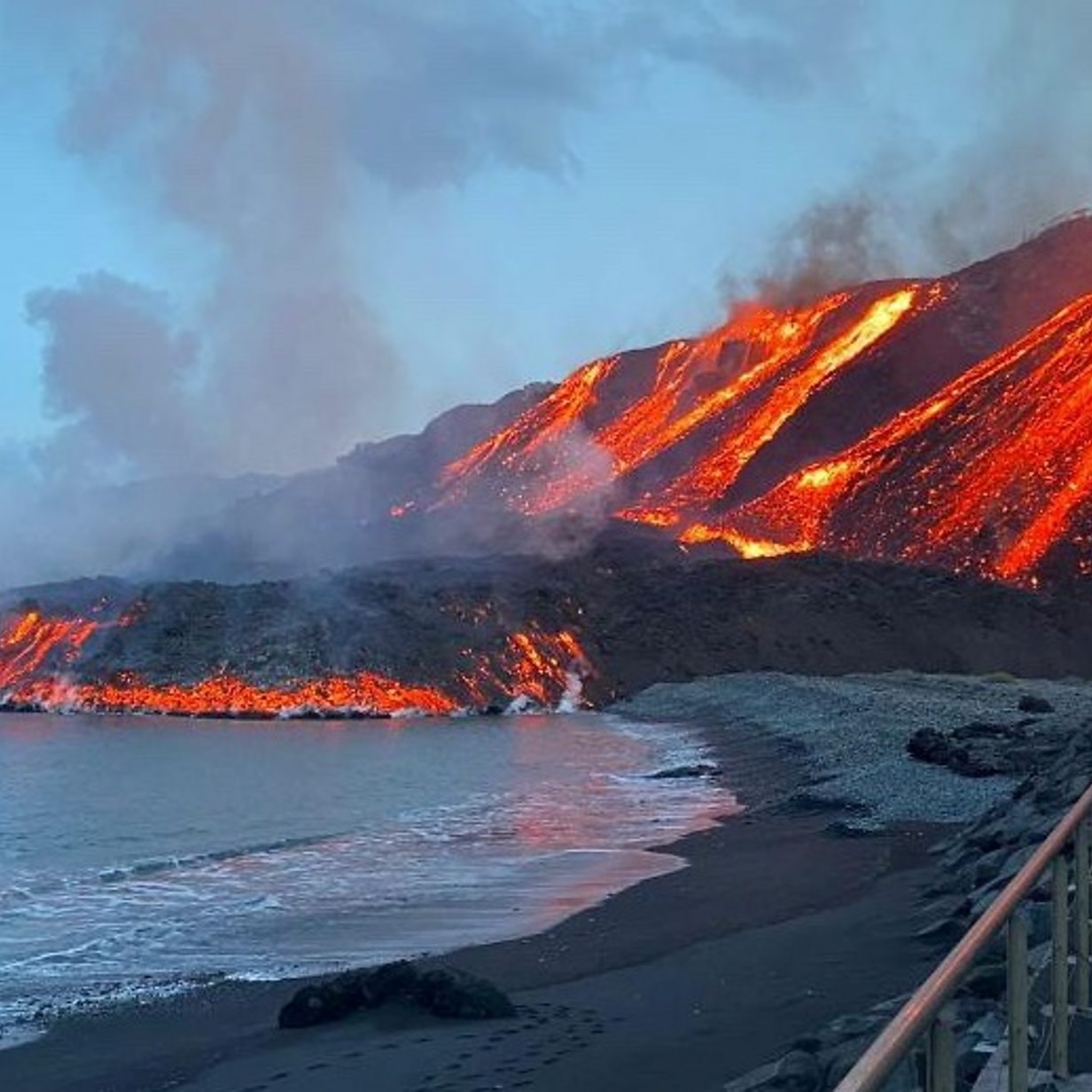 La Palma: Second lava stream reaches ocean