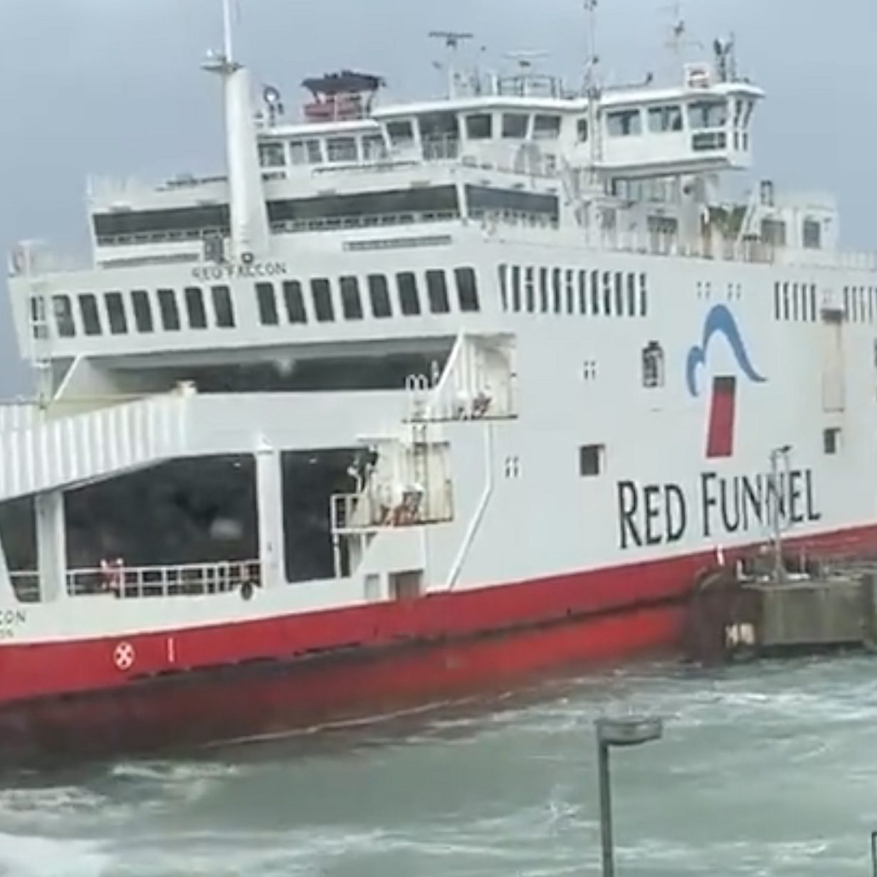 Storm Eunice Dramatic video shows ferry battling winds in Southampton